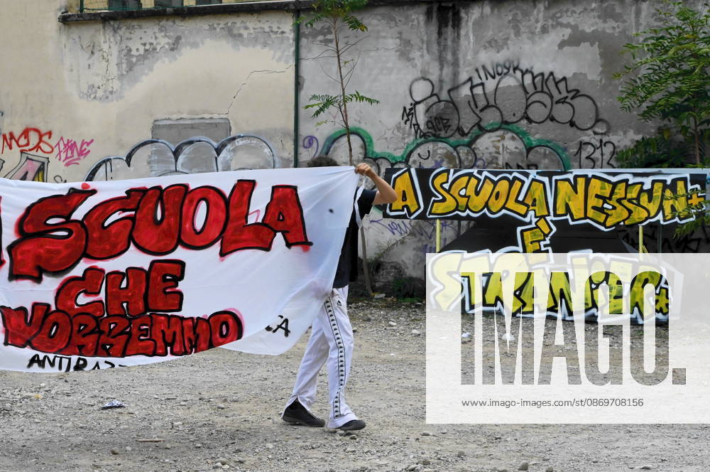 IPA89766274 - Milan, October 16, 2026: Student protest, occupation of the former morgue