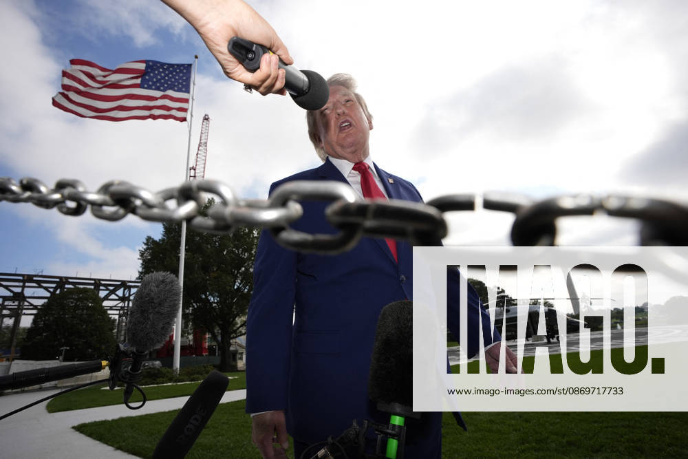 Donald Trump departs to Georgia and Florida - Washington US President Donald Trump talks to the members of the media on the South Lawn as he departs the White House in Washington en route Dalton, Georgia on October 16, 2026. Photo by Yuri Gripas ABACAPRESS.COM Washington DC United States