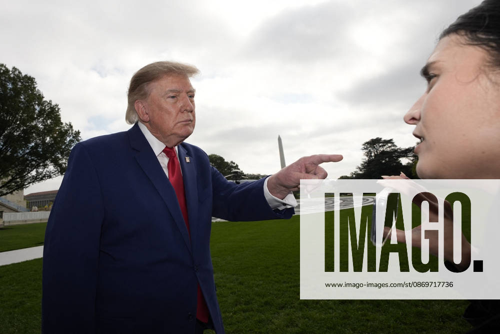 Donald Trump departs to Georgia and Florida - Washington US President Donald Trump talks to the members of the media on the South Lawn as he departs the White House in Washington en route Dalton, Georgia on October 16, 2026. Photo by Yuri Gripas ABACAPRESS.COM Washington DC United States
