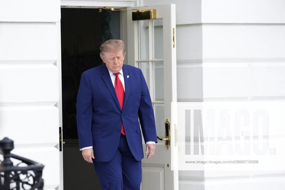Donald Trump departs to Georgia and Florida - Washington US President Donald Trump walks toward members of the media on the South Lawn as he departs the White House in Washington en route Dalton, Georgia on October 16, 2026. Photo by Yuri Gripas ABACAPRESS.COM Washington DC United States