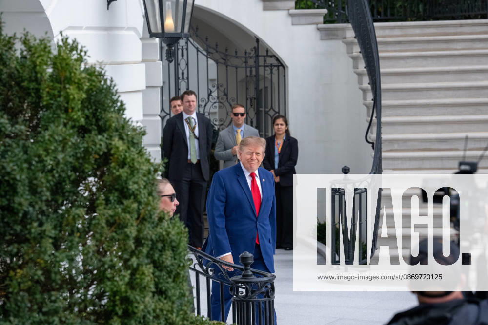 President Donald Trump boards his helicopter for the start of a trip to Georgia on October 16, 2026. Washington United States - ZUMAl312 20261016_znp_l312_002