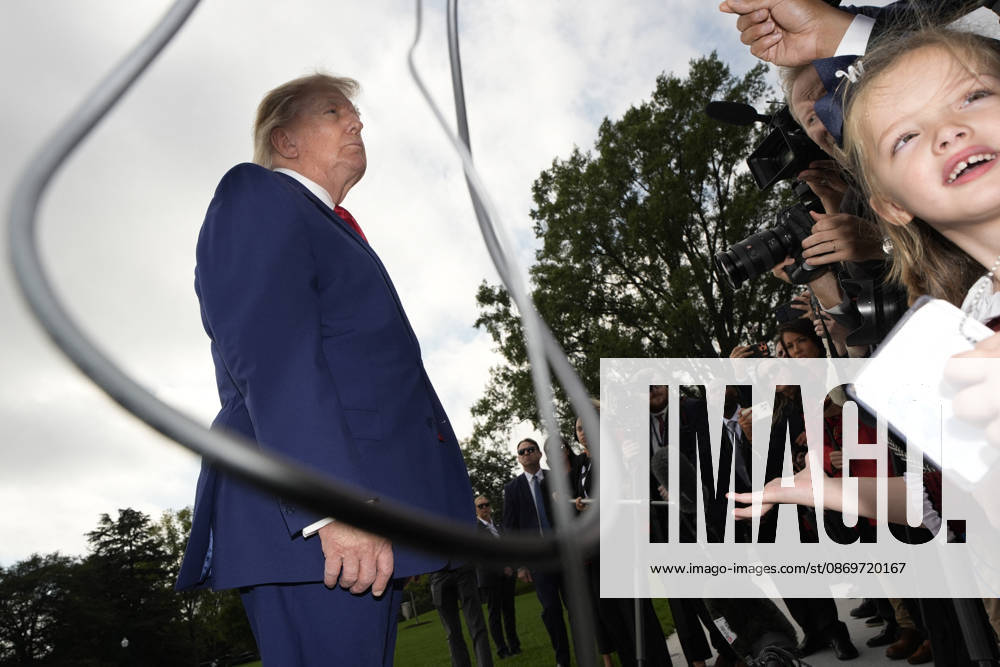 Donald Trump departs to Georgia and Florida - Washington US President Donald Trump talks to the members of the media on the South Lawn as he departs the White House in Washington en route Dalton, Georgia on October 16, 2026. Photo by Yuri Gripas ABACAPRESS.COM Washington DC United States