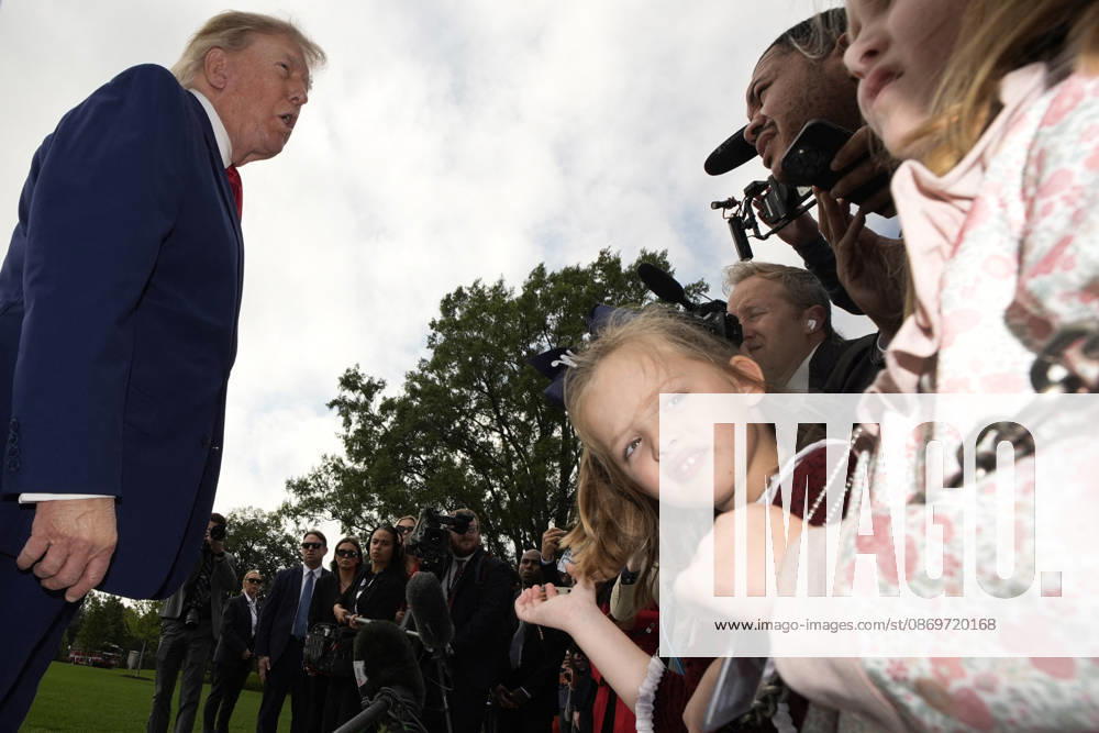 Donald Trump departs to Georgia and Florida - Washington US President Donald Trump talks to the members of the media on the South Lawn as he departs the White House in Washington en route Dalton, Georgia on October 16, 2026. Photo by Yuri Gripas ABACAPRESS.COM Washington DC United States