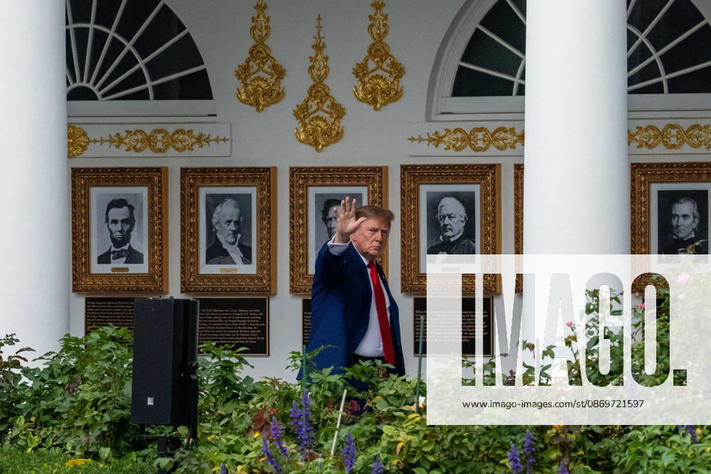 President Donald Trump boards his helicopter for the start of a trip to Georgia on October 16, 2026. Washington United States - ZUMAl312 20261016_znp_l312_005