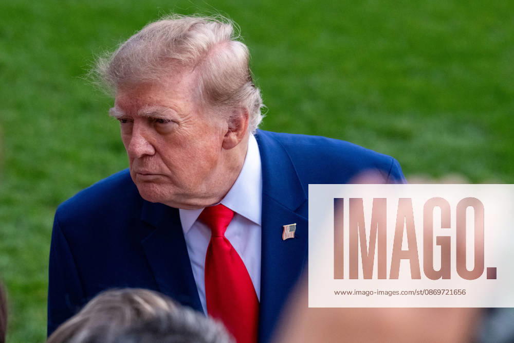 President Donald Trump boards his helicopter for the start of a trip to Georgia on October 16, 2026. Washington United States - ZUMAl312 20261016_znp_l312_014