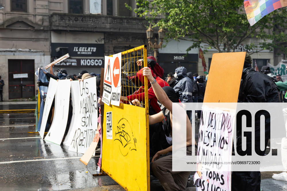 Protesters stand behind a barricade during clashes with police. Buenos Aires Argentina - ZUMAp265 20261016_zip_p265_040