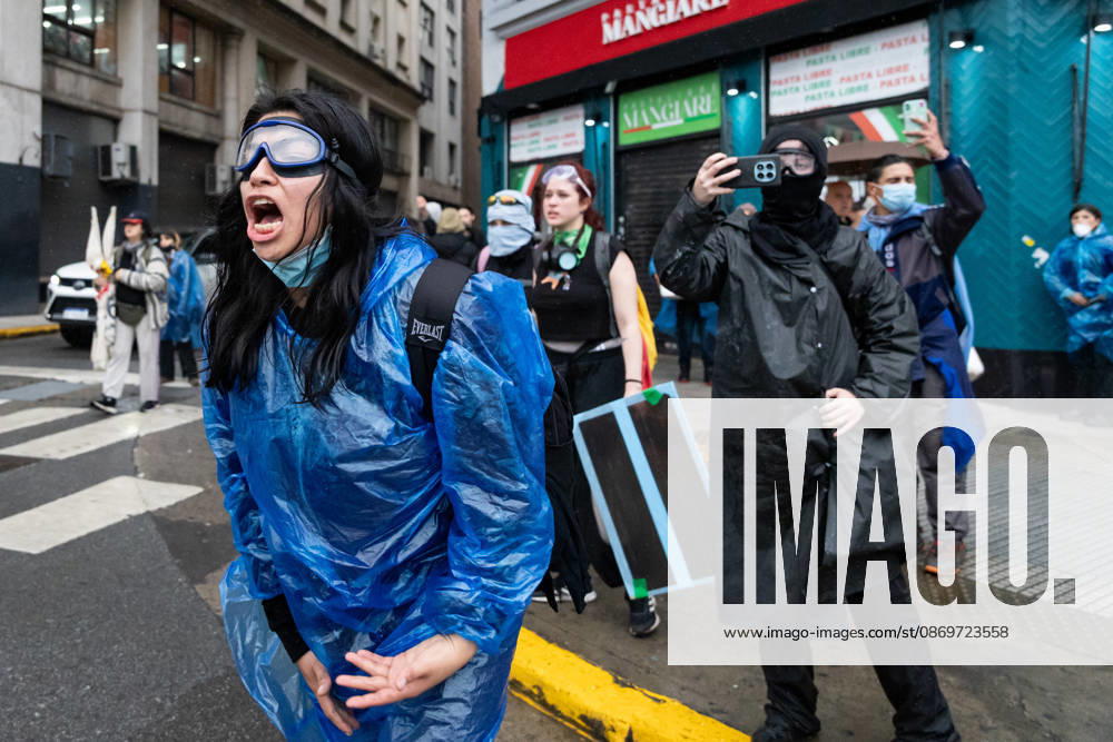 A woman shouts at police officers following clashes with protesters during Argentinas fifth national university march. Buenos Aires Argentina - ZUMAp265 20261016_zip_p265_061