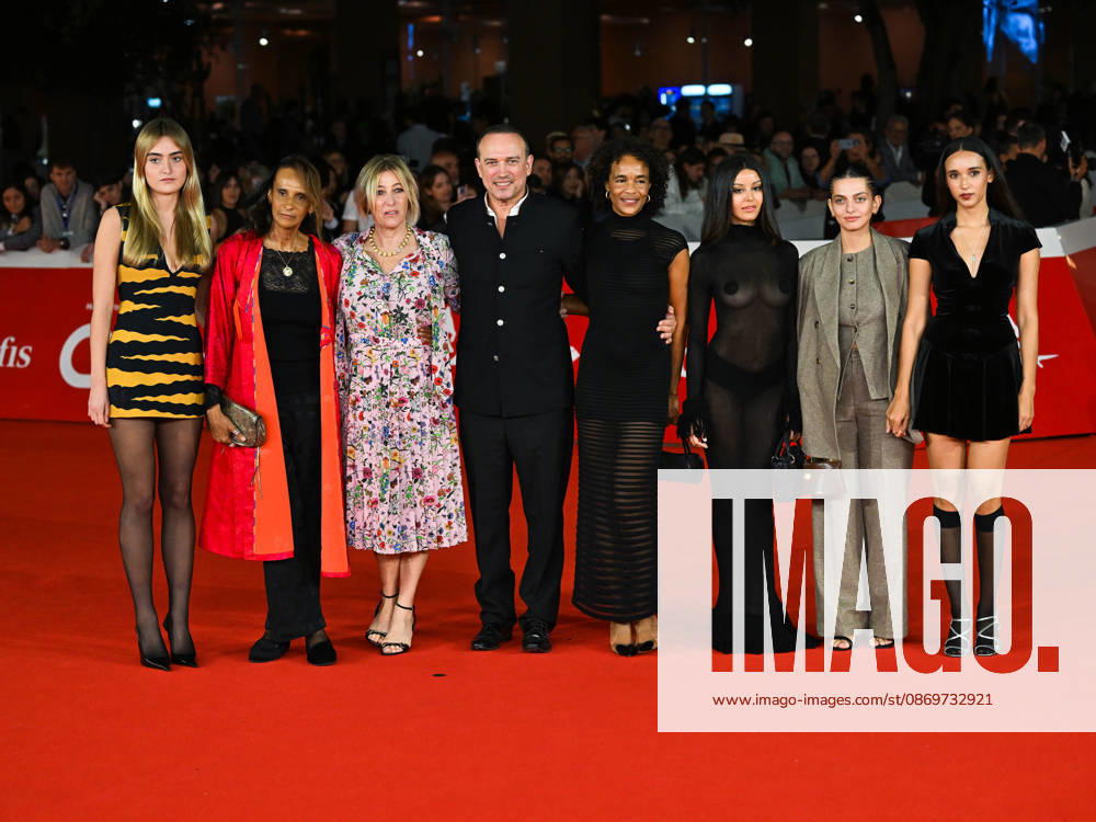 IPA89773711 - Roma Cinema Fest 2026. Day 4 Photocall for the film UN JEU DANGEREUX. Pictured are Yasmine Fraioli, Karine Silla, Valeria Bruni Tedeschi, Vincent Perez, Virginie Silla, Zahia Dehar, Ghjuvanna Benedetti, and Tess Perez