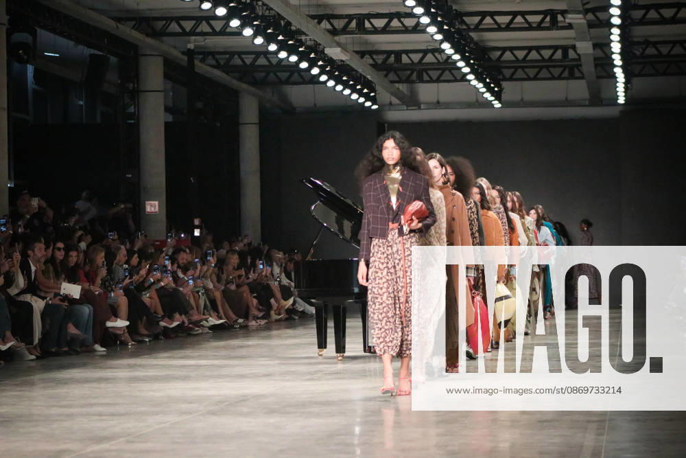 SãO PAULO, SP - 16.10.2026: SPFW N61 - Designer Lilly Sarti presents a collection that explores the contrast between feminine strength and delicacy this Friday (16), at the 61st edition of São Paulo Fashion Week (SPFW), at the Pavilhão das Culturas Brasileiras, in Parque Ibirapuera, in São Paulo (SP). The show was accompanied by live grand piano music by Pablo Rossi. x3032967x Angà licaxAlves