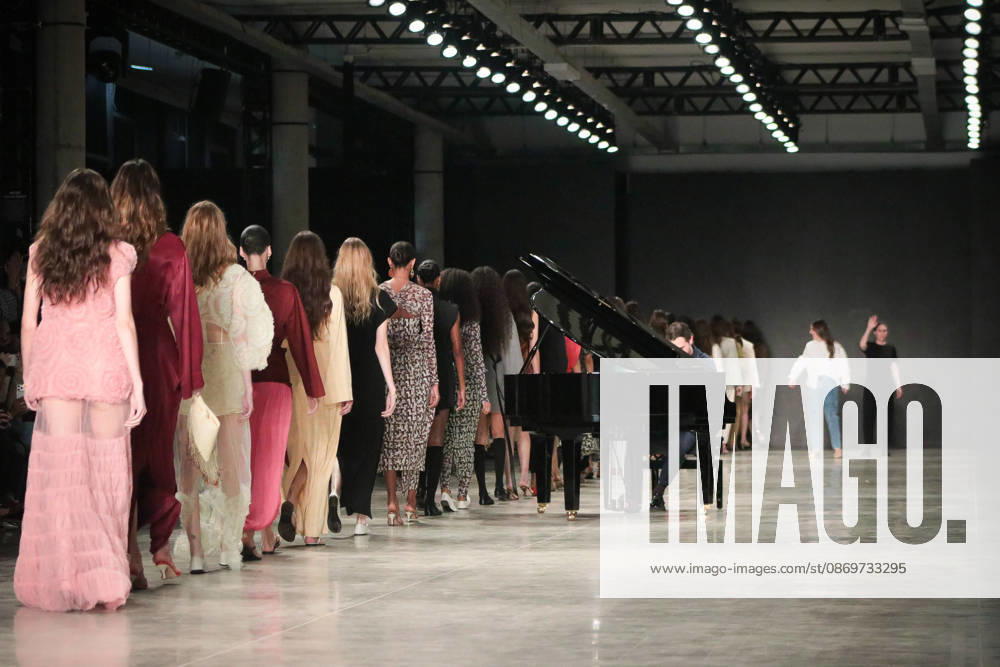 SãO PAULO, SP - 16.10.2026: SPFW N61 - Designer Lilly Sarti presents a collection that explores the contrast between feminine strength and delicacy this Friday (16), at the 61st edition of São Paulo Fashion Week (SPFW), at the Pavilhão das Culturas Brasileiras, in Parque Ibirapuera, in São Paulo (SP). The show was accompanied by live grand piano music by Pablo Rossi. x3032974x AngÃ licaxAlves