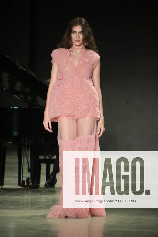 SãO PAULO, SP - 16.10.2026: SPFW N61 - Designer Lilly Sarti presents a collection that explores the contrast between feminine strength and delicacy this Friday (16), at the 61st edition of São Paulo Fashion Week (SPFW), at the Pavilhão das Culturas Brasileiras, in Parque Ibirapuera, in São Paulo (SP). The show was accompanied by live grand piano music by Pablo Rossi. x3032999x AngÃ licaxAlves