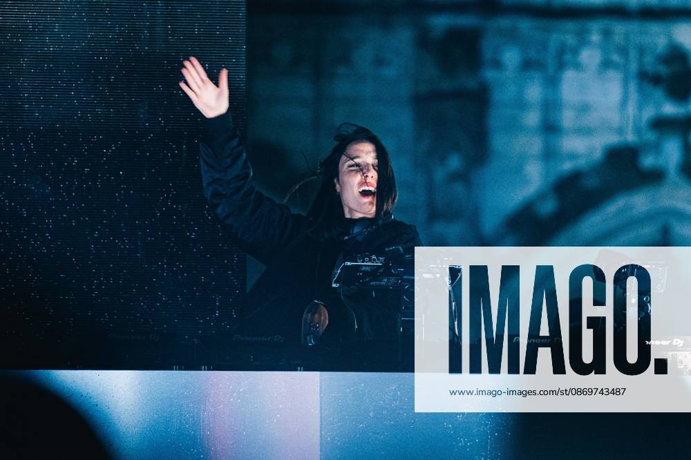 Belgian artist AmÃ lie Lens pictured during the Angele Instinct Release Party , a surprise party organized by the Brussels singer to celebrate the release of her album Instinct at the Grote Markt Grand Place, in Brussels, Friday 16 October 2026. EMILExWINDAL 190036437