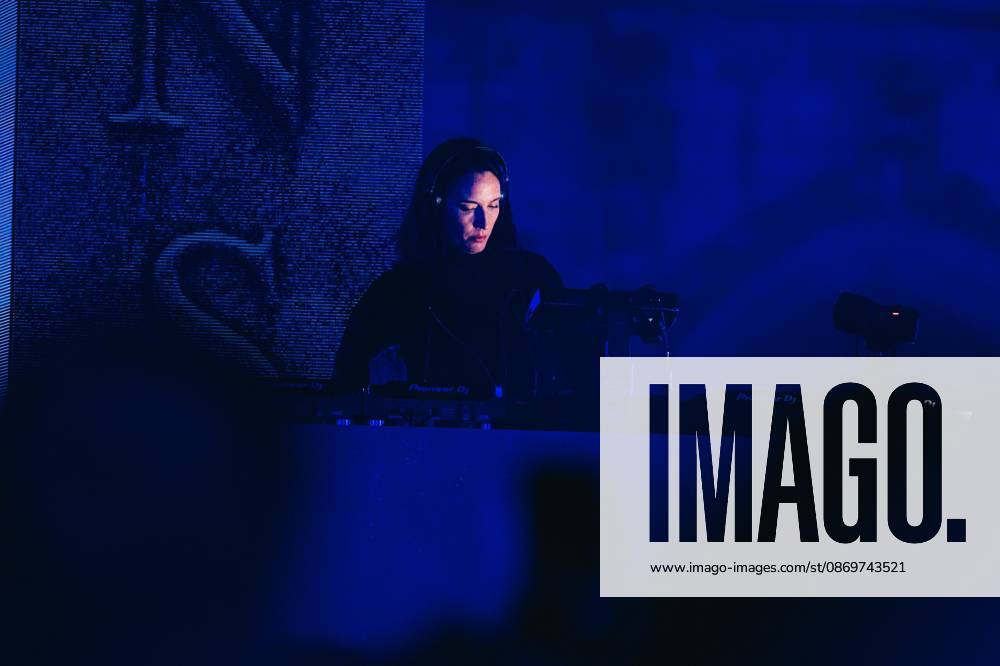 Belgian artist Amà lie Lens pictured during the Angele Instinct Release Party , a surprise party organized by the Brussels singer to celebrate the release of her album Instinct at the Grote Markt Grand Place, in Brussels, Friday 16 October 2026. EMILExWINDAL 190036349