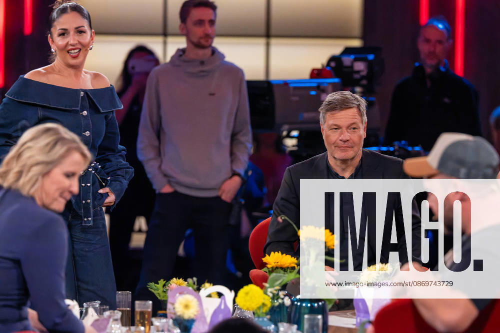 Kölner Treff on October 16, 2026. Pictured: Robert Habeck, writer and former politician, seated second from the right following the recording. On the left, partially cropped and out of focus, is host Susan Link; stan