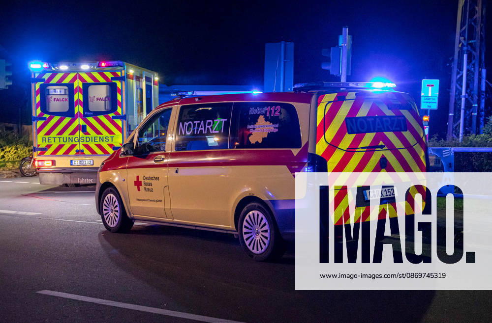 Mopedunfall News ID: EN 2026-10-17 Tödlicher Verkehrsunfall mit Kradfahrer PKW Seat und Moped kollidierten auf Kreuzung Neuwürschnitz. Am späten Freitagabend hat sich an einer Kreuzung ein schwerer Verkehrsunfall ereignet. Gegen 22:45 Uhr war eine Gruppe Jugendlicher mit ihren Mopeds auf der Hartensteiner Straße unterwegs. Aus noch ungeklärter Ursache kollidierten auf der Kreuzung Hartensteiner Straße und Oberwürschnitzer Straße ein Moped und ein PKW. Mit voller Wucht kollidierte das Moped eines Jugendlichen mit der Beifahrerseite eines Seat, welcher in Richtung Oelsnitz unterwegs war. Auf dem Heimweg fahrende Feuerwehrkameraden, welche zu einem Seminar in Oelsnitz waren, leisteten umgehend Erste Hilfe. Für den jungen