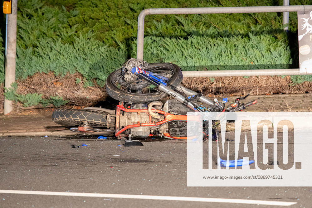 Mopedunfall News ID: EN 2026-10-17 Tödlicher Verkehrsunfall mit Kradfahrer PKW Seat und Moped kollidierten auf Kreuzung Neuwürschnitz. Am späten Freitagabend hat sich an einer Kreuzung ein schwerer Verkehrsunfall ereignet. Gegen 22:45 Uhr war eine Gruppe Jugendlicher mit ihren Mopeds auf der Hartensteiner Straße unterwegs. Aus noch ungeklärter Ursache kollidierten auf der Kreuzung Hartensteiner Straße und Oberwürschnitzer Straße ein Moped und ein PKW. Mit voller Wucht kollidierte das Moped eines Jugendlichen mit der Beifahrerseite eines Seat, welcher in Richtung Oelsnitz unterwegs war. Auf dem Heimweg fahrende Feuerwehrkameraden, welche zu einem Seminar in Oelsnitz waren, leisteten umgehend Erste Hilfe. Für den jungen