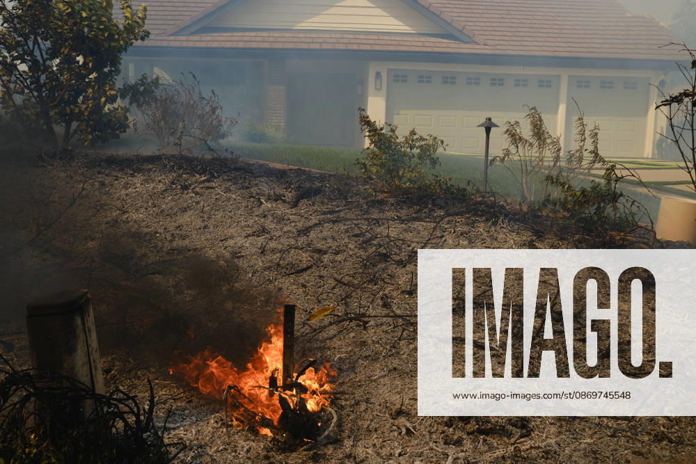 October16, 2026, San Juan Capistrano, California, USA: Fire crews are aggressively battling a wind-driven brush fire that burned several homes and threatened thousands of others in the area of San Juan Capistrano and San Clemente Friday, prompting evacuation orders. The Norte Fire exploded to 465 acres and remains 0 percent contained as of 4 p.m. O.C. Fire Authority officials said the Norte Fire started around 11:30 a.m. near Portico Del Norte and Eminencia Del Norte in San Clemente, east of Interstate 5. Fueled by strong Santa Ana winds, the wildfire then blew into neighboring San Juan Capistrano. San Juan Capistrano USA - ZUMAr19_ 20261016_new_r19_183