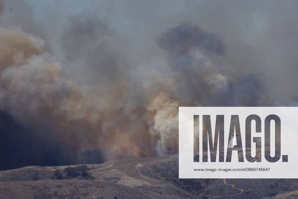 October16, 2026, San Juan Capistrano, California, USA: Fire crews are aggressively battling a wind-driven brush fire that burned several homes and threatened thousands of others in the area of San Juan Capistrano and San Clemente Friday, prompting evacuation orders. The Norte Fire exploded to 465 acres and remains 0 percent contained as of 4 p.m. O.C. Fire Authority officials said the Norte Fire started around 11:30 a.m. near Portico Del Norte and Eminencia Del Norte in San Clemente, east of Interstate 5. Fueled by strong Santa Ana winds, the wildfire then blew into neighboring San Juan Capistrano. San Juan Capistrano USA - ZUMAr19_ 20261016_new_r19_159