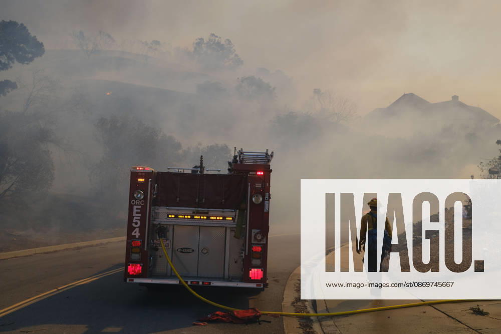 October16, 2026, San Juan Capistrano, California, USA: Fire crews are aggressively battling a wind-driven brush fire that burned several homes and threatened thousands of others in the area of San Juan Capistrano and San Clemente Friday, prompting evacuation orders. The Norte Fire exploded to 465 acres and remains 0 percent contained as of 4 p.m. O.C. Fire Authority officials said the Norte Fire started around 11:30 a.m. near Portico Del Norte and Eminencia Del Norte in San Clemente, east of Interstate 5. Fueled by strong Santa Ana winds, the wildfire then blew into neighboring San Juan Capistrano. San Juan Capistrano USA - ZUMAr19_ 20261016_new_r19_191