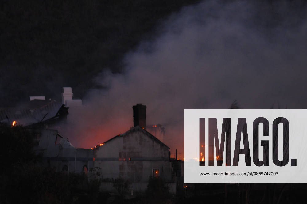 Norte fire in Orange County, California ORANGE COUNTY, CALIFORNIA - OCTOBER 16: Firefighters battle with flames as a house burning during the Norte Fire of wildfire in San Juan Capistrano of Orange County, California, United States on October 16, 2026. Tayfun Coskun Anadolu California United States. Editorial use only. Please get in touch for any other usage.