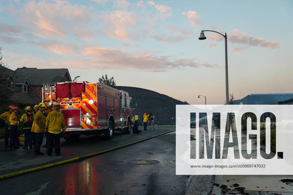 Norte fire in Orange County, California ORANGE COUNTY, CALIFORNIA - OCTOBER 16: A view of fire trucks as firefighters battle with flames during the Norte Fire of wildfire in San Juan Capistrano of Orange County, California, United States on October 16, 2026. Tayfun Coskun Anadolu California United States. Editorial use only. Please get in touch for any other usage.