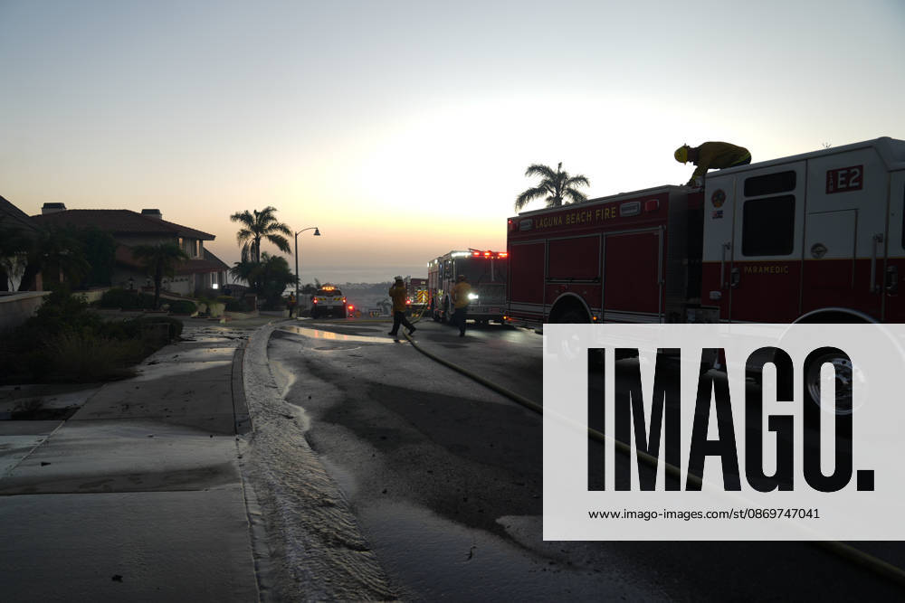 Norte fire in Orange County, California ORANGE COUNTY, CALIFORNIA - OCTOBER 16: A view of fire trucks as firefighters battle with flames during the Norte Fire of wildfire in San Juan Capistrano of Orange County, California, United States on October 16, 2026. Tayfun Coskun Anadolu California United States. Editorial use only. Please get in touch for any other usage.
