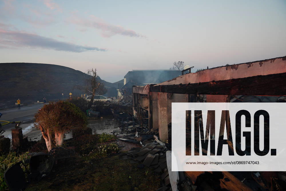 Norte fire in Orange County, California ORANGE COUNTY, CALIFORNIA - OCTOBER 16: A view of burnt homes as firefighters battle with flames during the Norte Fire of wildfire in San Juan Capistrano of Orange County, California, United States on October 16, 2026. Tayfun Coskun Anadolu California United States. Editorial use only. Please get in touch for any other usage.