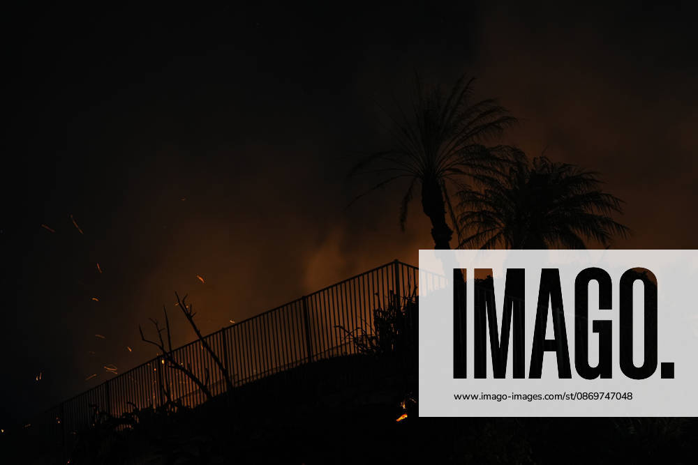 Norte fire in Orange County, California ORANGE COUNTY, CALIFORNIA - OCTOBER 16: Firefighters battle with flames as a house burning during the Norte Fire of wildfire in San Juan Capistrano of Orange County, California, United States on October 16, 2026. Tayfun Coskun Anadolu California United States. Editorial use only. Please get in touch for any other usage.