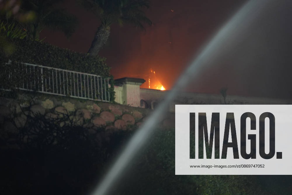 Norte fire in Orange County, California ORANGE COUNTY, CALIFORNIA - OCTOBER 16: Firefighters battle with flames as a house burning during the Norte Fire of wildfire in San Juan Capistrano of Orange County, California, United States on October 16, 2026. Tayfun Coskun Anadolu California United States. Editorial use only. Please get in touch for any other usage.