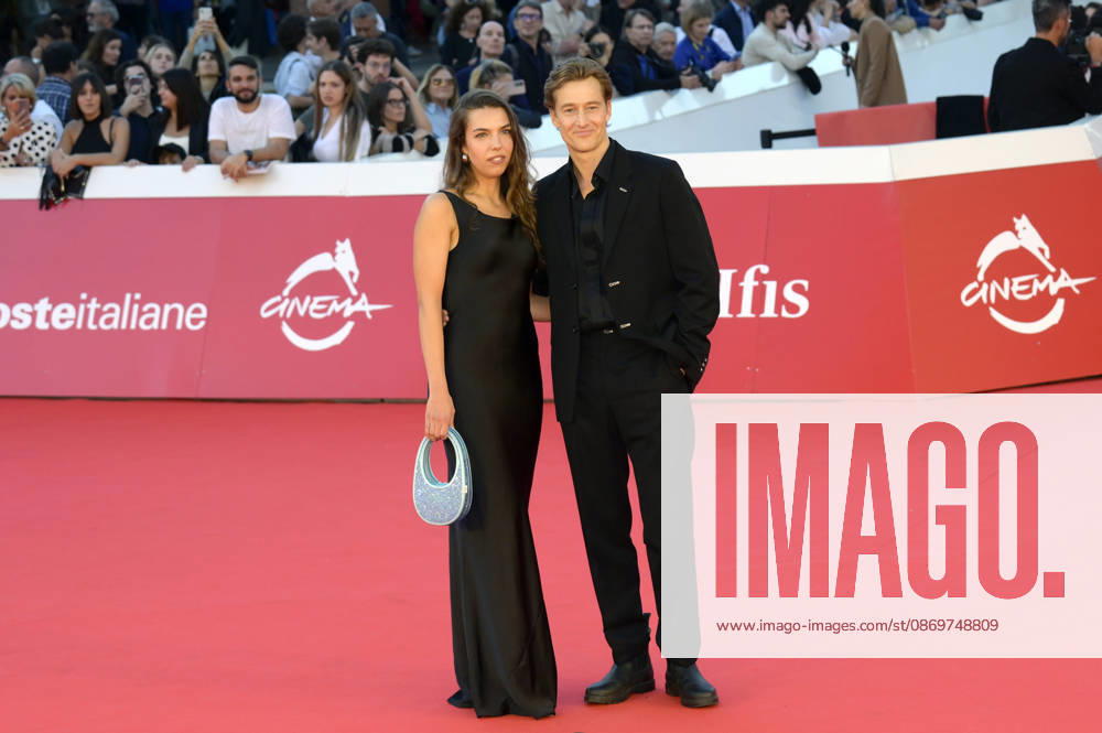 Alexander Fehling with his girlfriend at the premiere of the movie *Eurotrash* at the 21st Rome International Film Festival (Festa del Cinema di Roma) 2026 at the Auditorium Parco della Musica in Rome, October 16, 2026 Foto:xA.xM.xTinghinox xFuturexImagex eurotrash_6037