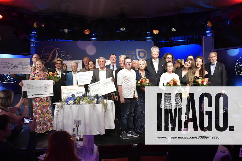 Participants holding their donation checks at the 15th Diabetes Charity Gala 2026 at Bar jeder Vernunft in Berlin, October 16, 2026 Foto:xM.xBehrensx xFuturexImagex diabetes_6050