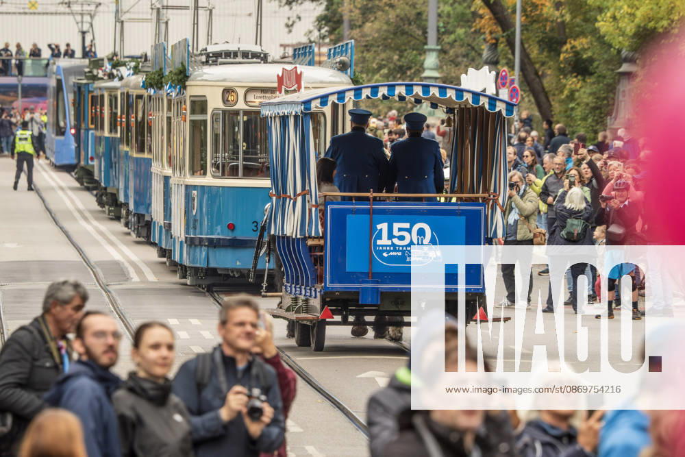 150th Anniversary Tram Parade in Munich, here on the Maximiliansbrücke, October 17, 2026 Germany, Munich, October 17, 2026, 150th Anniversary Tram Parade in Munich, here on the Maximiliansbrücke heading toward the State Parliament; hundreds of onlookers are watching the parade, which features histo