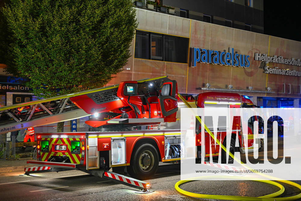 Tödliches Feuer in Rosenheim: Wohnungsbrand im vierten Obergeschoss von Mehrfamilienhaus droht sich auszubreiten - Feuerwehr kann Bewohner aus Brandwohnung, doch jede Hilfe kommt zu spät - Person verstirbt noch am Einsatzort - weitere Bewohner im Haus bl Am späten Freitagabend kam es gegen 22:45 Uhr in einem Mehrparteienhaus in der Münchner Straße in Rosenheim zu einem Vollbrand einer Wohnung im vierten Obergeschoss. Die Flammen und der Rauch drohten auf benachbarte Wohnungen überzugreifen. Die Feuerwehr konnte eine Person aus der Brandwohnung retten und ins Freie bringen. Der Rettungsdienst leitete umgehend Reanimationsmaßnahmen ein, die unter Einbindung eines Rettungshubschraubers fortgeführt wurden. Trotz aller Bemühungen bliebe