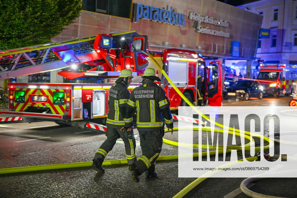 Tödliches Feuer in Rosenheim: Wohnungsbrand im vierten Obergeschoss von Mehrfamilienhaus droht sich auszubreiten - Feuerwehr kann Bewohner aus Brandwohnung, doch jede Hilfe kommt zu spät - Person verstirbt noch am Einsatzort - weitere Bewohner im Haus bl Am späten Freitagabend kam es gegen 22:45 Uhr in einem Mehrparteienhaus in der Münchner Straße in Rosenheim zu einem Vollbrand einer Wohnung im vierten Obergeschoss. Die Flammen und der Rauch drohten auf benachbarte Wohnungen überzugreifen. Die Feuerwehr konnte eine Person aus der Brandwohnung retten und ins Freie bringen. Der Rettungsdienst leitete umgehend Reanimationsmaßnahmen ein, die unter Einbindung eines Rettungshubschraubers fortgeführt wurden. Trotz aller Bemühungen bliebe