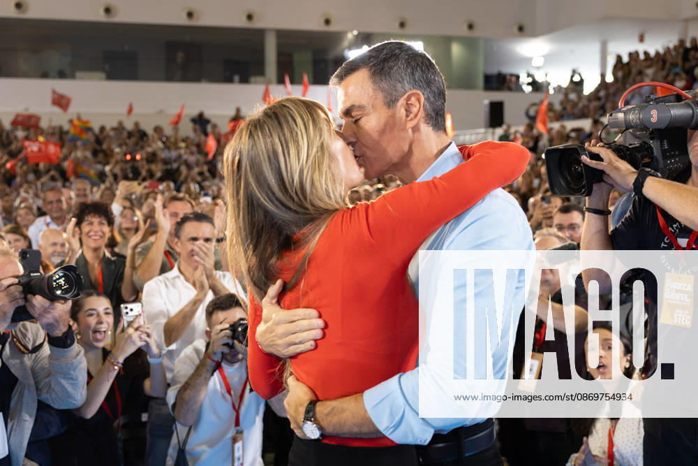 The PSOE Holds Its Federal Committee Meeting in Fuenlabrada, Madrid Prime Minister Pedro Sánchez and his wife, Begona Gómez, during the PSOE Federal Committee meeting at the Tomás y Valiente Art Center on October 17, 2026, in Fuenlabrada, Madrid, Spain. The Committee served to ratify the party’s candidate lists for the general election on November 29 and to confirm its Secretary General, Pedro Sánchez, as the candidate for Prime Minister. October 17, 2026 Jesús Hellí Fuenlabrada, Madrid Fuenlabrada, Madrid, Spain