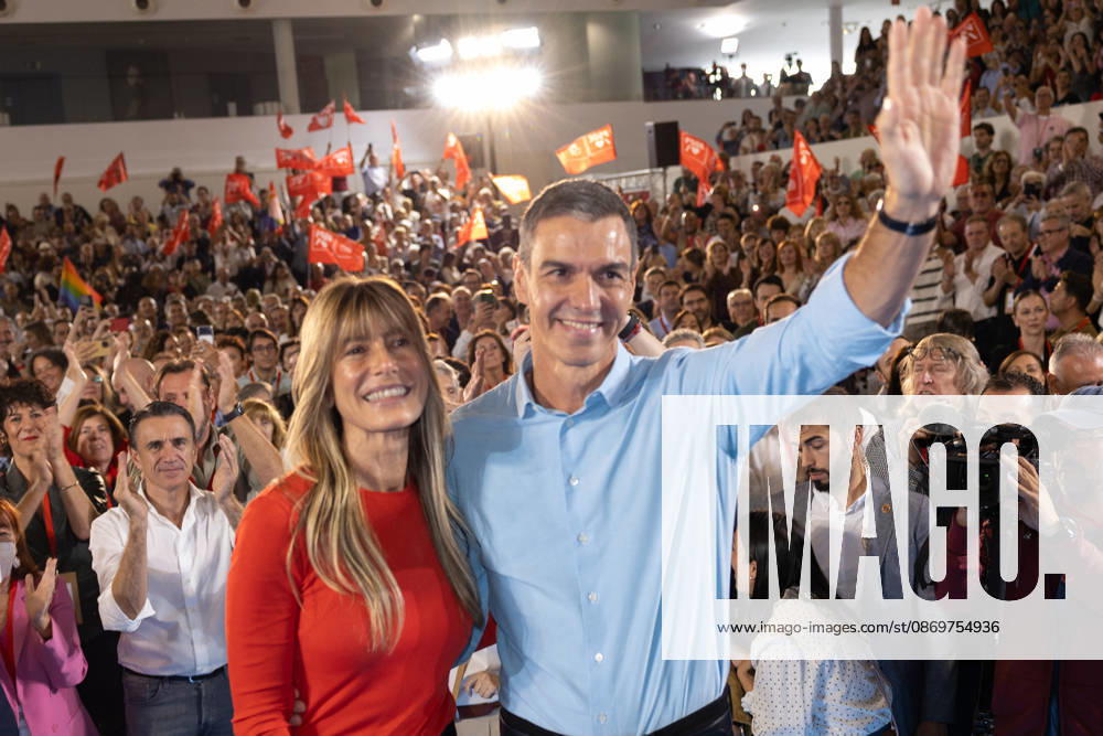 The PSOE Holds Its Federal Committee Meeting in Fuenlabrada, Madrid Prime Minister Pedro Sánchez and his wife, Begona Gómez, during the PSOE Federal Committee meeting at the Tomás y Valiente Art Center on October 17, 2026, in Fuenlabrada, Madrid, Spain. The Committee served to ratify the party’s candidate lists for the general election on November 29 and to confirm its Secretary General, Pedro Sánchez, as the candidate for Prime Minister. October 17, 2026 Jesús Hellí Fuenlabrada, Madrid Fuenlabrada, Madrid, Spain