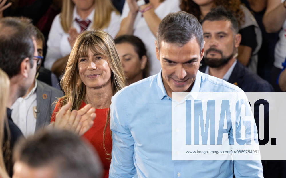 The PSOE Holds Its Federal Committee Meeting in Fuenlabrada, Madrid Prime Minister Pedro Sánchez and his wife, Begona Gómez, during the PSOE Federal Committee meeting at the Tomás y Valiente Art Center on October 17, 2026, in Fuenlabrada, Madrid, Spain. The Committee served to ratify the party’s candidate lists for the general election on November 29 and to confirm its Secretary General, Pedro Sánchez, as the candidate for Prime Minister. October 17, 2026 Jesús Hellí Fuenlabrada, Madrid Fuenlabrada, Madrid, Spain