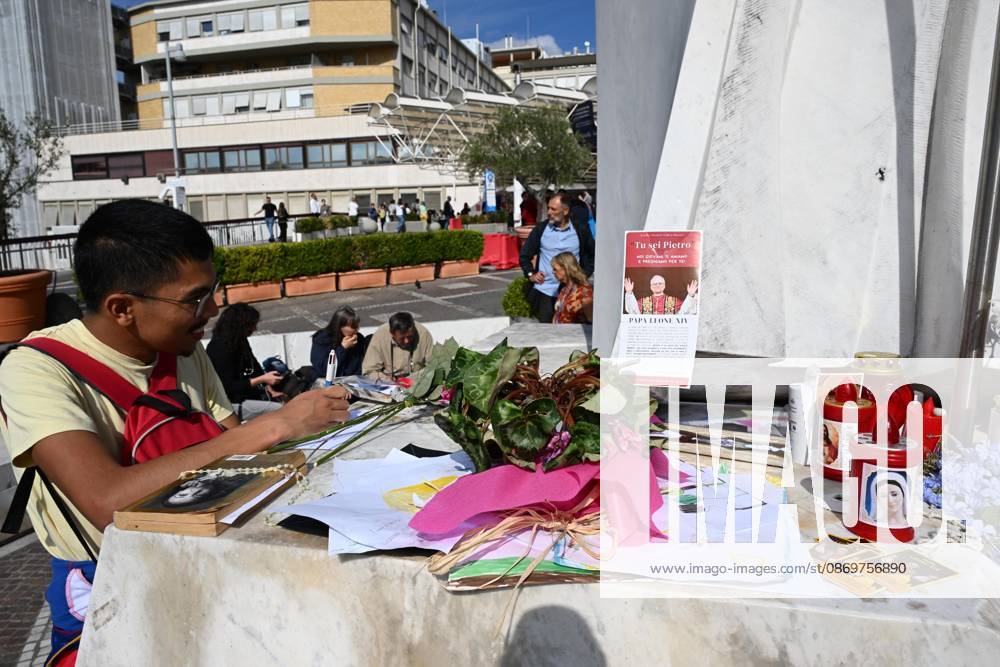 There is great anticipation outside Gemelli Hospital for the Pope s resignation, expected in the early afternoon. The Pontiff underwent surgery a few days ago to remove a lung adenocarcinoma from his right lung. Rome, 10 17 2026 Rome Italy - ZUMAa289 20261017_zia_a289_001