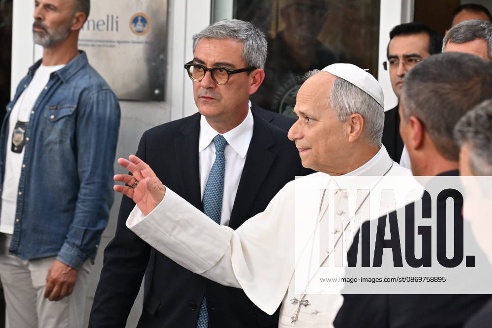 Italy, Rome,Vatican 2026-10-15 : Pope Leo XIAgostino Gemelli University Hospital Italy, Rome, Vatican City, October 17, 2026: Pope Leo XIV leaves the Gemelli University Hospital in Rome following surgery to remove a mass from his lung. Photo: Copyright Alessia Giuliani CPP - NO BOOKS
