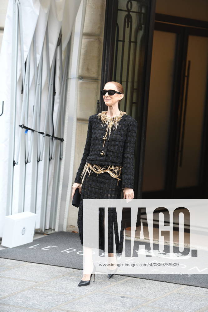 Celine Dion Leaves Her Hotel For Her Last Concert in Paris - France Celine Dion spend time with fans before her last concert in Paris, at hotel Royal Monceau in Paris, France on October 17, 2026. Photo by Florian Poitout ABACAPRESS.COM Paris France