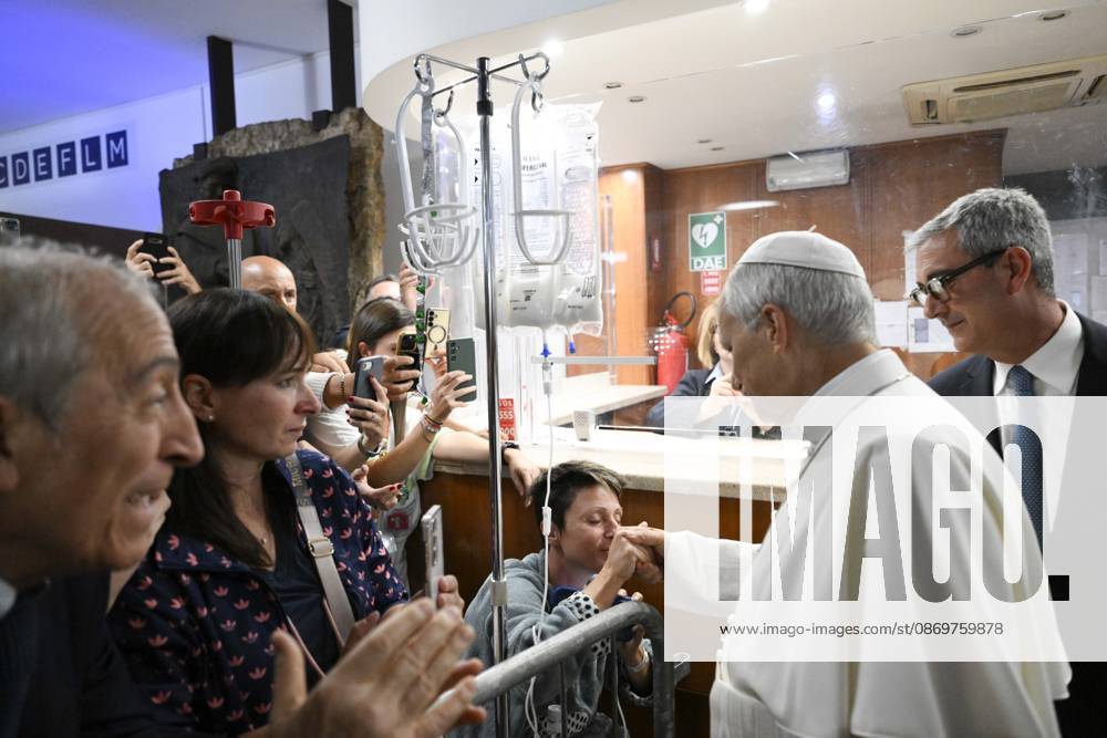 ITALY - POPE - VATICAN-2026 10 17 Italy, Rome, Vatican, October 17, 2026 Pope Leo XIV leaves the Gemelli University Hospital, four days after a surgery to remove a cancerous tumour from his right lung, in Rome Photo by VATICAN MEDIA Catholic Press Photo - NO BOOKS
