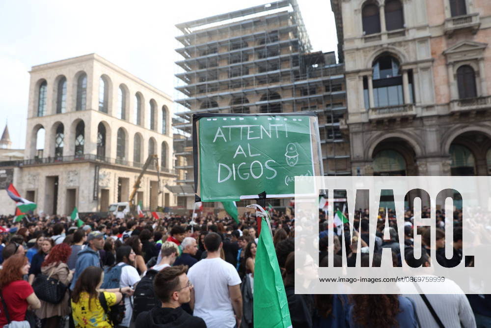 Demonstration by Italia in Piazza - Milano Demonstration by Italia in Piazza, the grassroots movement of students and young workers taking to the streets in 15 Italian cities in Milano Italy on October 17 2026. Photo by Francesco Enriquez IPA ABACAPRESS.COM Milano Italy