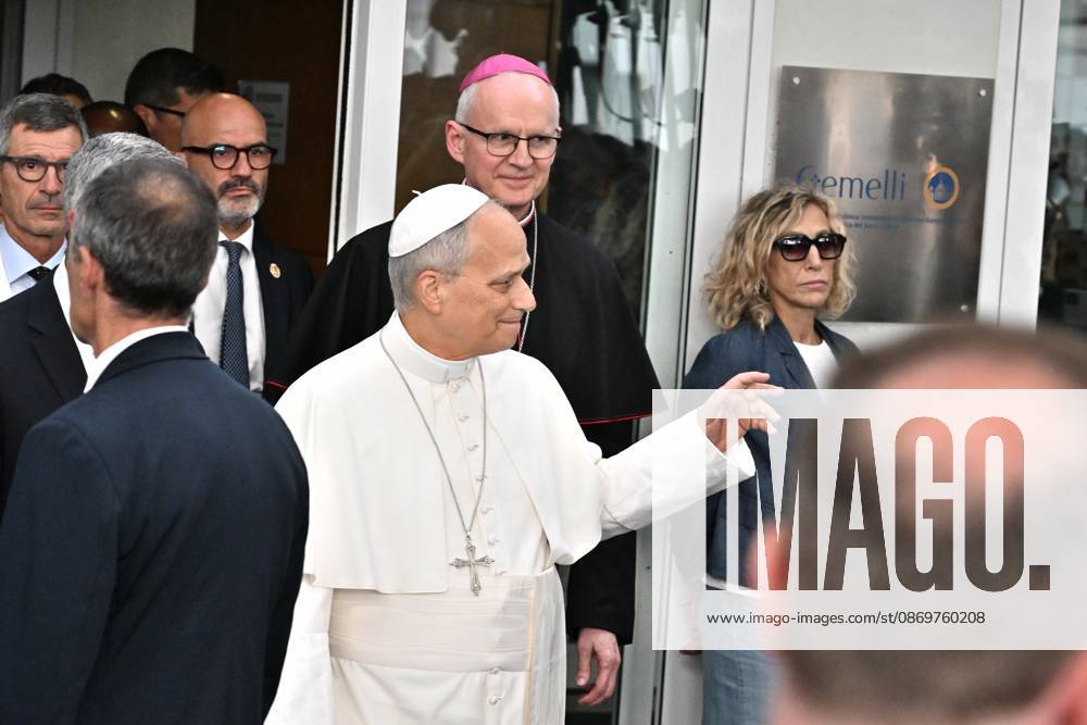 Pope Leo XIV, deemed fit for resignation by doctors, leaves the Gemelli Polyclinic Hospital in Rome, where he was hospitalized for a few days for surgery to remove a nodule (adenocarcinoma) from his right lung. Rome, October 17, 2026 Rome Italy - ZUMAa289 20261017_zia_a289_029
