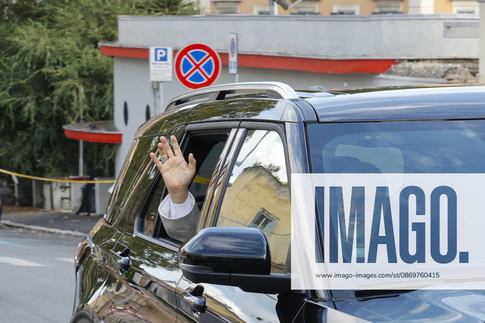Pope Lei XIV returns to the Vatican after lung cancer surgery ROME, ITALY, OCTOBER 17: Pope Leo XIV waves to reporters as he arrives at the Vatican from the Policlinico Gemelli hospital in Rome, Italy, on October 17, 2026. The pontiff spent 5 days at the Gemelli, where he underwent lung cancer surgery on October 13. Riccardo De Luca Anadolu Rome Italy. Editorial use only. Please get in touch for any other usage.