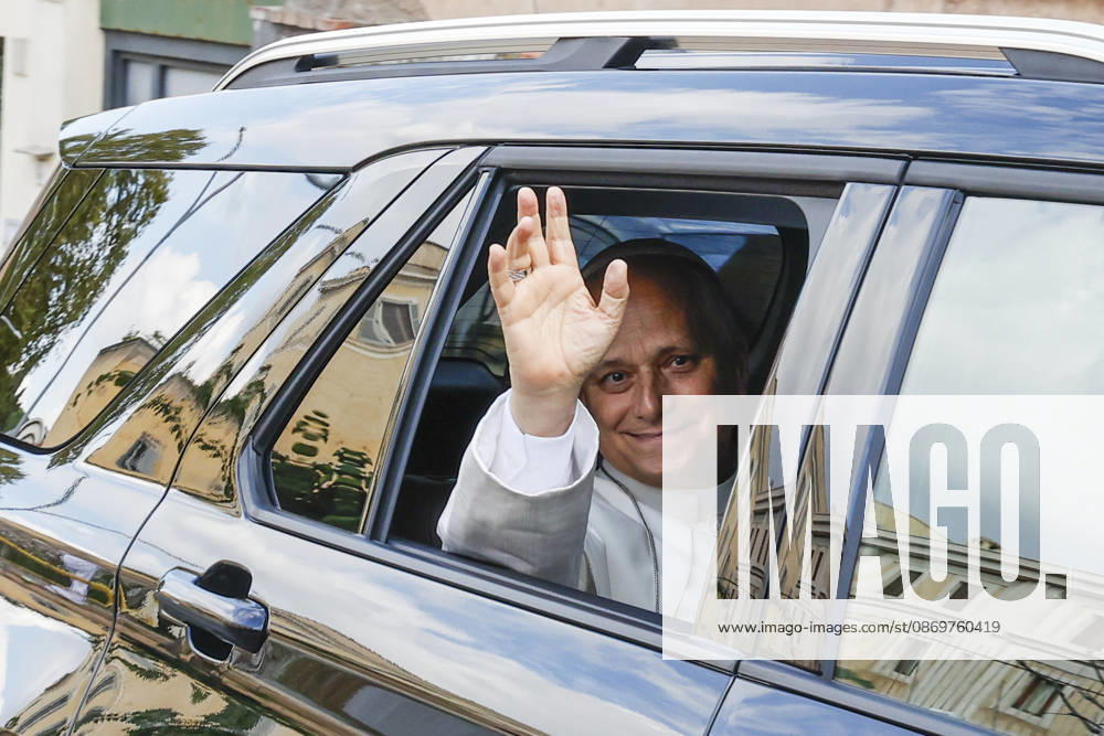 Pope Lei XIV returns to the Vatican after lung cancer surgery ROME, ITALY, OCTOBER 17: Pope Leo XIV waves to reporters as he arrives at the Vatican from the Policlinico Gemelli hospital in Rome, Italy, on October 17, 2026. The pontiff spent 5 days at the Gemelli, where he underwent lung cancer surgery on October 13. Riccardo De Luca Anadolu Rome Italy. Editorial use only. Please get in touch for any other usage.