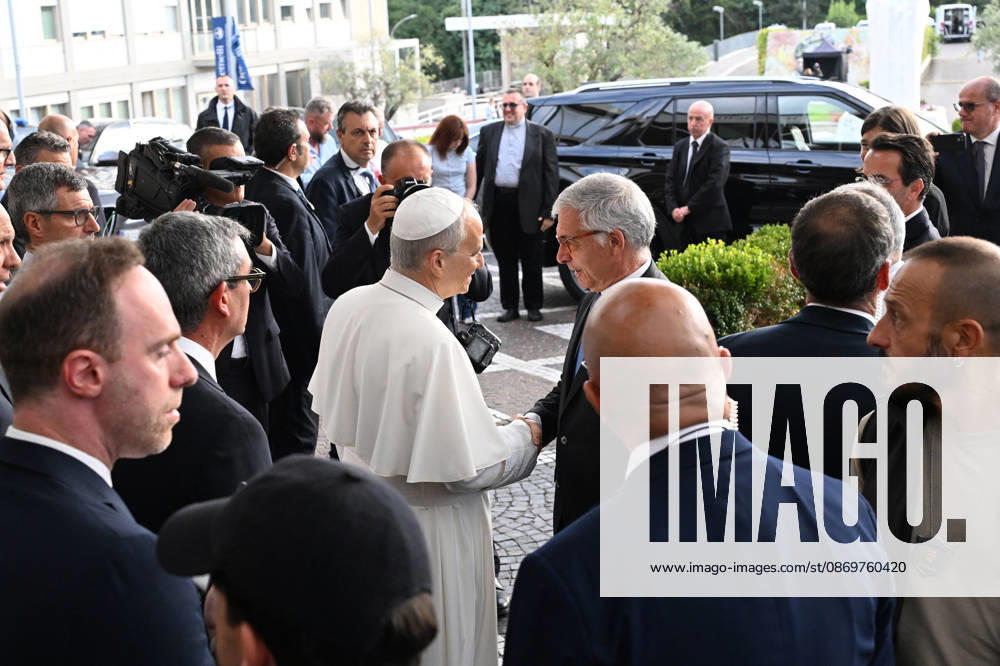 Pope Leo XIV, deemed fit for resignation by doctors, leaves the Gemelli Polyclinic Hospital in Rome, where he was hospitalized for a few days for surgery to remove a nodule (adenocarcinoma) from his right lung. Rome, October 17, 2026 Rome Italy - ZUMAa289 20261017_zia_a289_035