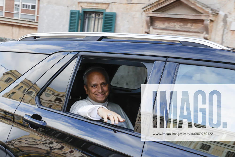 Pope Lei XIV returns to the Vatican after lung cancer surgery ROME, ITALY, OCTOBER 17: Pope Leo XIV waves to reporters as he arrives at the Vatican from the Policlinico Gemelli hospital in Rome, Italy, on October 17, 2026. The pontiff spent 5 days at the Gemelli, where he underwent lung cancer surgery on October 13. Riccardo De Luca Anadolu Rome Italy. Editorial use only. Please get in touch for any other usage.
