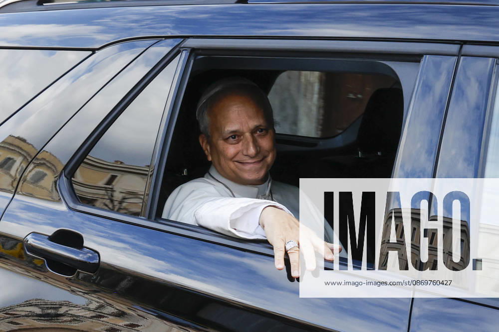Pope Lei XIV returns to the Vatican after lung cancer surgery ROME, ITALY, OCTOBER 17: Pope Leo XIV waves to reporters as he arrives at the Vatican from the Policlinico Gemelli hospital in Rome, Italy, on October 17, 2026. The pontiff spent 5 days at the Gemelli, where he underwent lung cancer surgery on October 13. Riccardo De Luca Anadolu Rome Italy. Editorial use only. Please get in touch for any other usage.