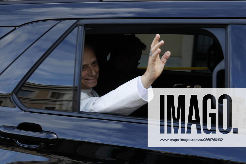 Pope Lei XIV returns to the Vatican after lung cancer surgery ROME, ITALY, OCTOBER 17: Pope Leo XIV waves to reporters as he arrives at the Vatican from the Policlinico Gemelli hospital in Rome, Italy, on October 17, 2026. The pontiff spent 5 days at the Gemelli, where he underwent lung cancer surgery on October 13. Riccardo De Luca Anadolu Rome Italy. Editorial use only. Please get in touch for any other usage.