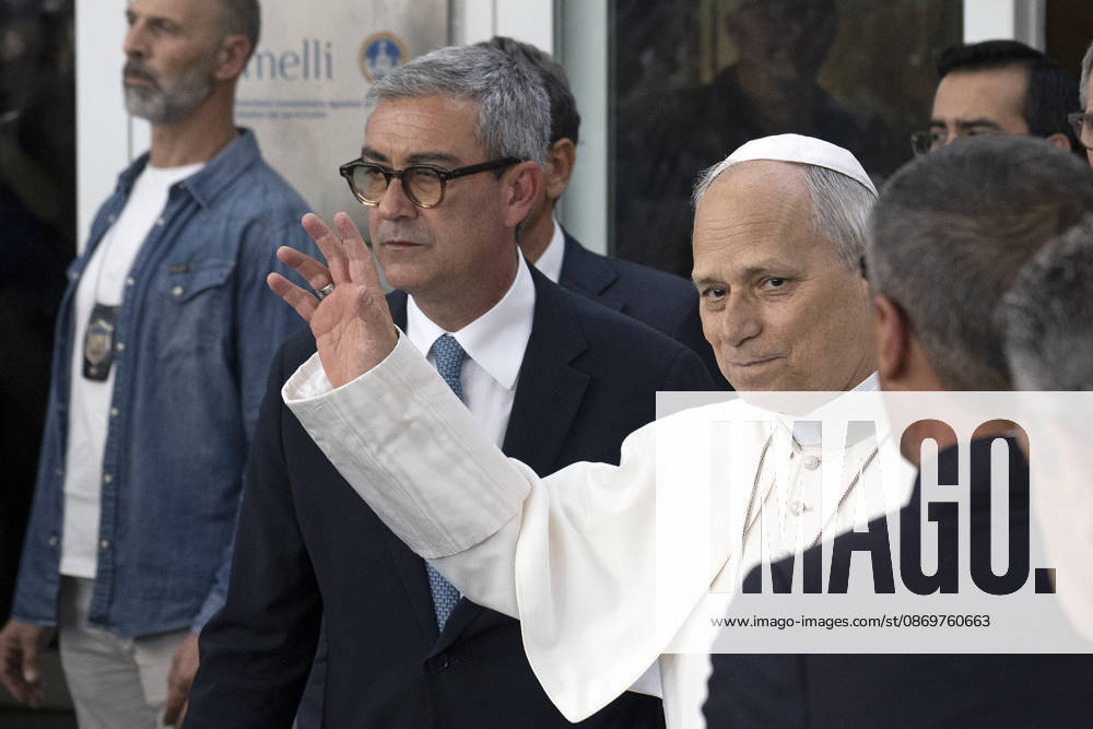 ITALY - POPE - VATICAN-2026 10 17 Italy, Rome, Vatican, October 17, 2026 Pope Leo XIV leaves the Gemelli University Hospital, four days after a surgery to remove a cancerous tumour from his right lung, in Rome Photo by ALESSIA GIULIANI Catholic Press Photo - NO BOOKS